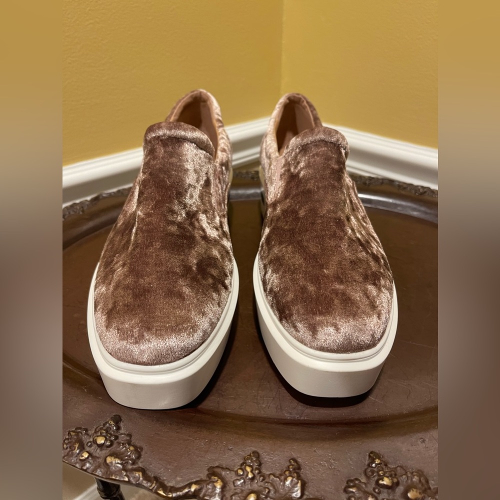 NWOT Women’s J Paolo Crushed Velvet Sneakers - Picture 3 of 8